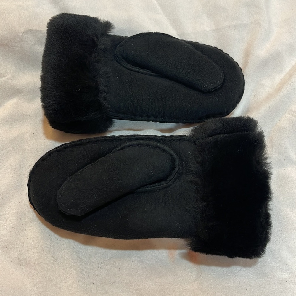 Ugg Kids Mittens 4-6yrs-NWOT